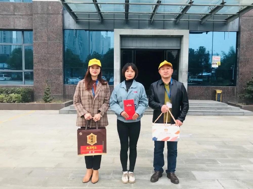 【雙雄醉贊助襄陽企業(yè)家暖心工程系列報道】中日龍（襄陽）機電技術(shù)開發(fā)黨支部書記胥艷，湖北嘉輻達節(jié)能科技董事長楊輝收到多方生