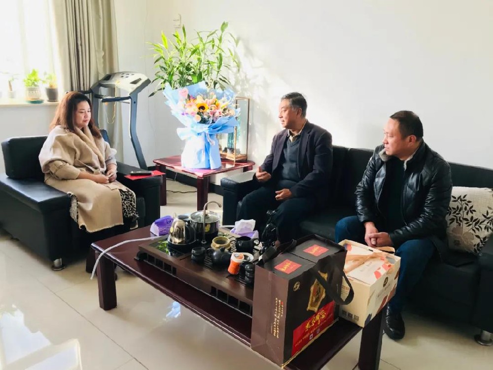 【雙雄醉贊助襄陽企業(yè)家暖心工程系列報道】襄陽光瑞汽車零部件有限公司總經理楊柳收到溫馨生日祝福