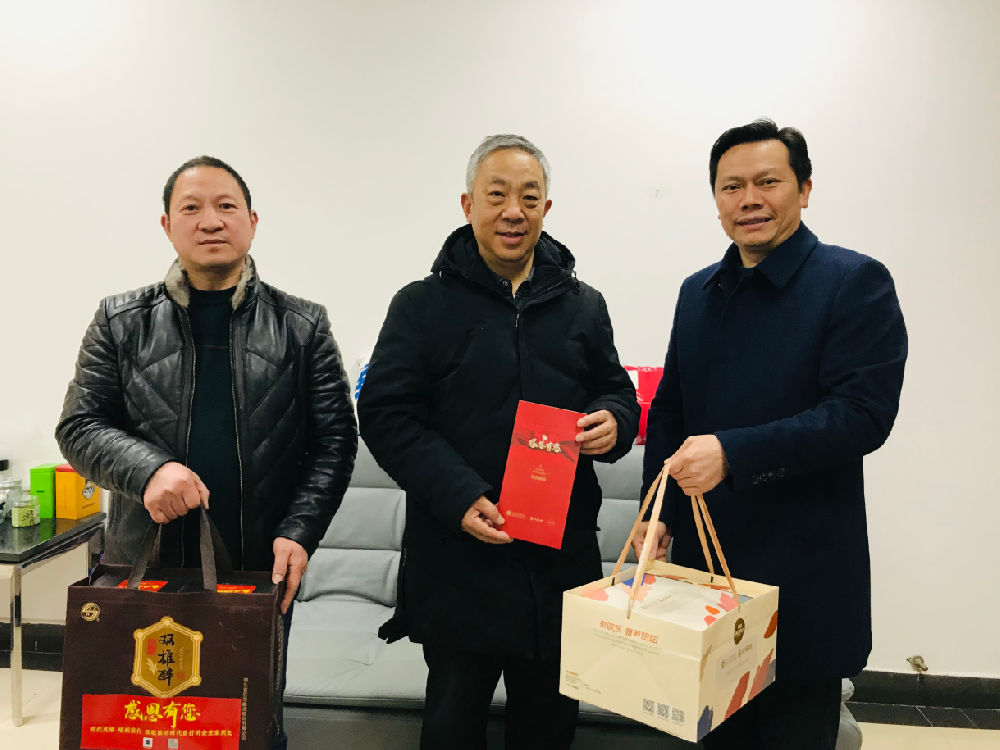 【雙雄醉贊助襄陽企業(yè)家暖心工程系列報道】鼓樓商場總經理宋斌、湖北華電襄陽發(fā)電董事長汪家軍收到暖心祝福