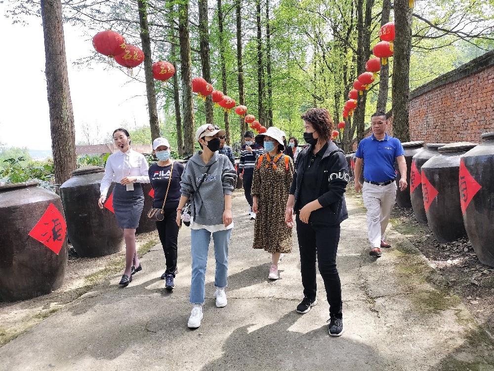 品雙雄醉，享藝術(shù)人生，襄陽市知名藝術(shù)家走進石花雙雄醉