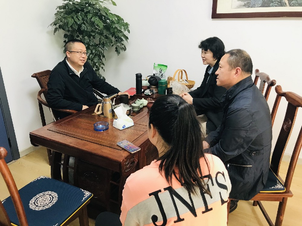 【雙雄醉贊助襄陽企業(yè)家暖心工程系列報道】天風(fēng)證券葉繼華總經(jīng)理、楚色傳媒楊勇總經(jīng)理、黃曉燕董事長、梅心樂董事長收到暖心生日