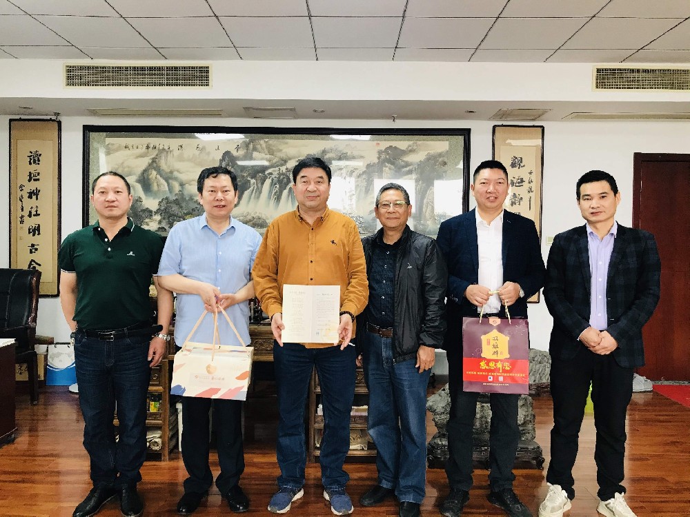 【雙雄醉贊助襄陽(yáng)企業(yè)家暖心工程系列報(bào)道】襄陽(yáng)市物流協(xié)會(huì)執(zhí)行會(huì)長(zhǎng)熊艷斌、元大糧油董事長(zhǎng)王龍?bào)w收到暖心生日祝福