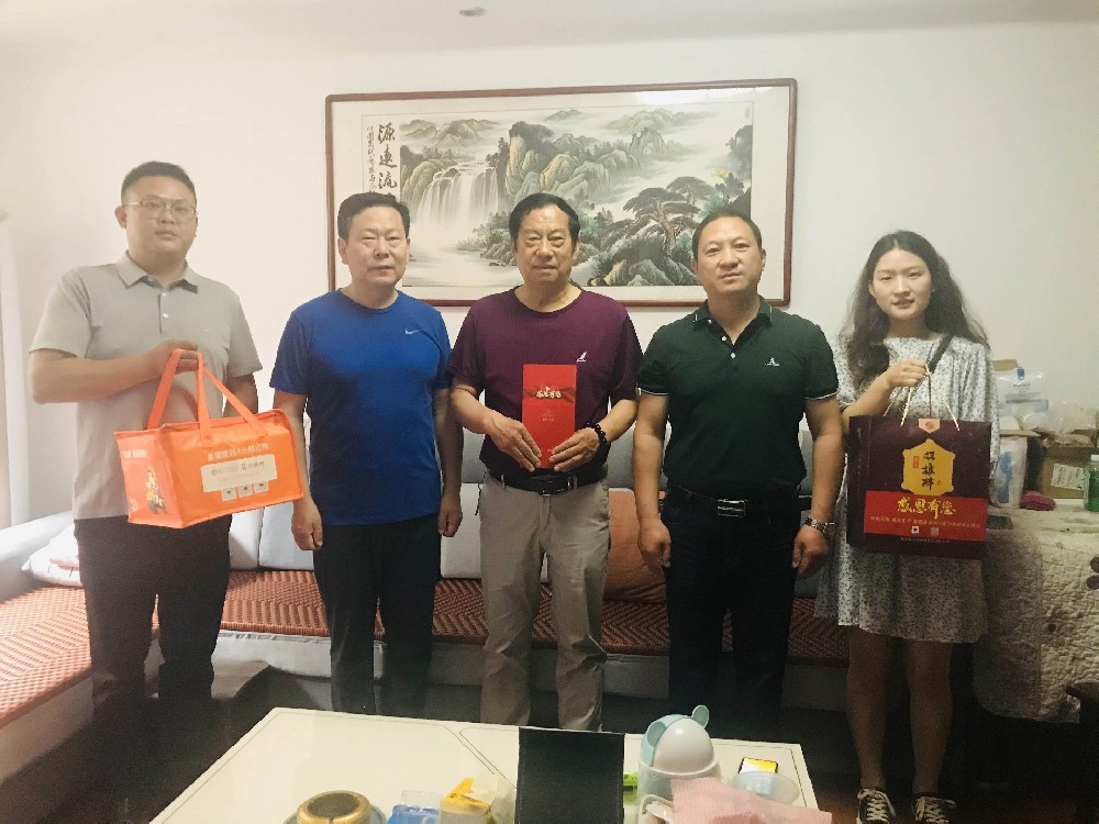 【雙雄醉贊助襄陽企業(yè)家暖心工程系列報道】航宇救生裝備董事長馬永勝、美年大健康總經理岳勇、加盟合伙人龍大學、劉寶林收到暖心