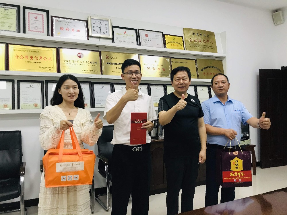 【雙雄醉贊助襄陽企業(yè)家暖心工程系列報道】張瑞副總經(jīng)理、黎柏康總經(jīng)理、吳厚富董事長、王建軍總經(jīng)理、聞賽琦總經(jīng)理收到多方生日