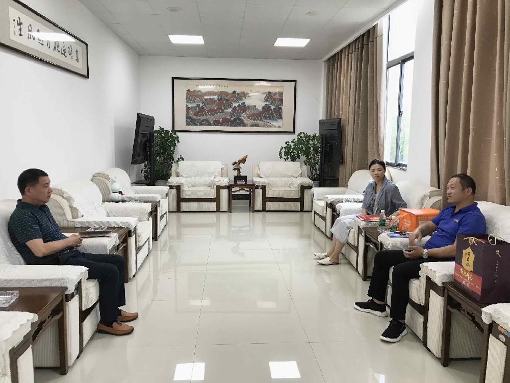 【雙雄醉贊助襄陽企業(yè)家暖心工程系列報(bào)道】中盛電氣黨委書記陳善軍、湖北新日電動車易必勇總經(jīng)理、食之味商貿(mào)曹莉董事長收到暖心