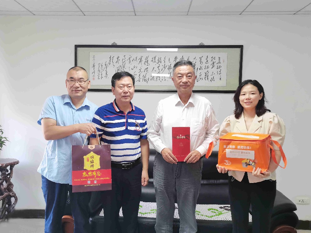 【雙雄醉贊助襄陽企業(yè)家暖心工程系列報道】企業(yè)家高文廣、趙樂成、劉曉燕、宋華偉收到暖心生日問候