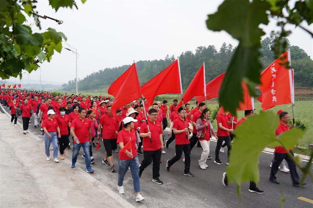 “石花雙雄醉杯”石花鎮(zhèn)“美麗鄉(xiāng)村行·全民健步走”活動吸引近萬群眾參與