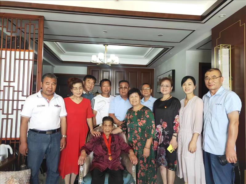 石花雙雄醉慰問(wèn)百歲老黨員