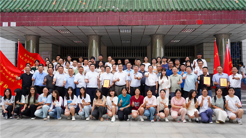 總經(jīng)理鄭書軍在襄陽市誠信建設(shè)“進社區(qū)、進企業(yè)、進學(xué)?！被顒訂觾x式上代表誠信企業(yè)發(fā)言