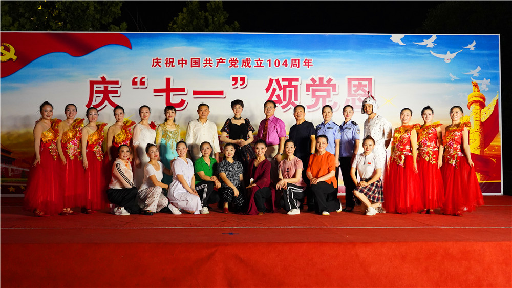 風(fēng)雨無(wú)阻頌黨恩 石花雙雄醉屏襄門(mén)街道馬道口社區(qū)演出獻(xiàn)禮建黨日?