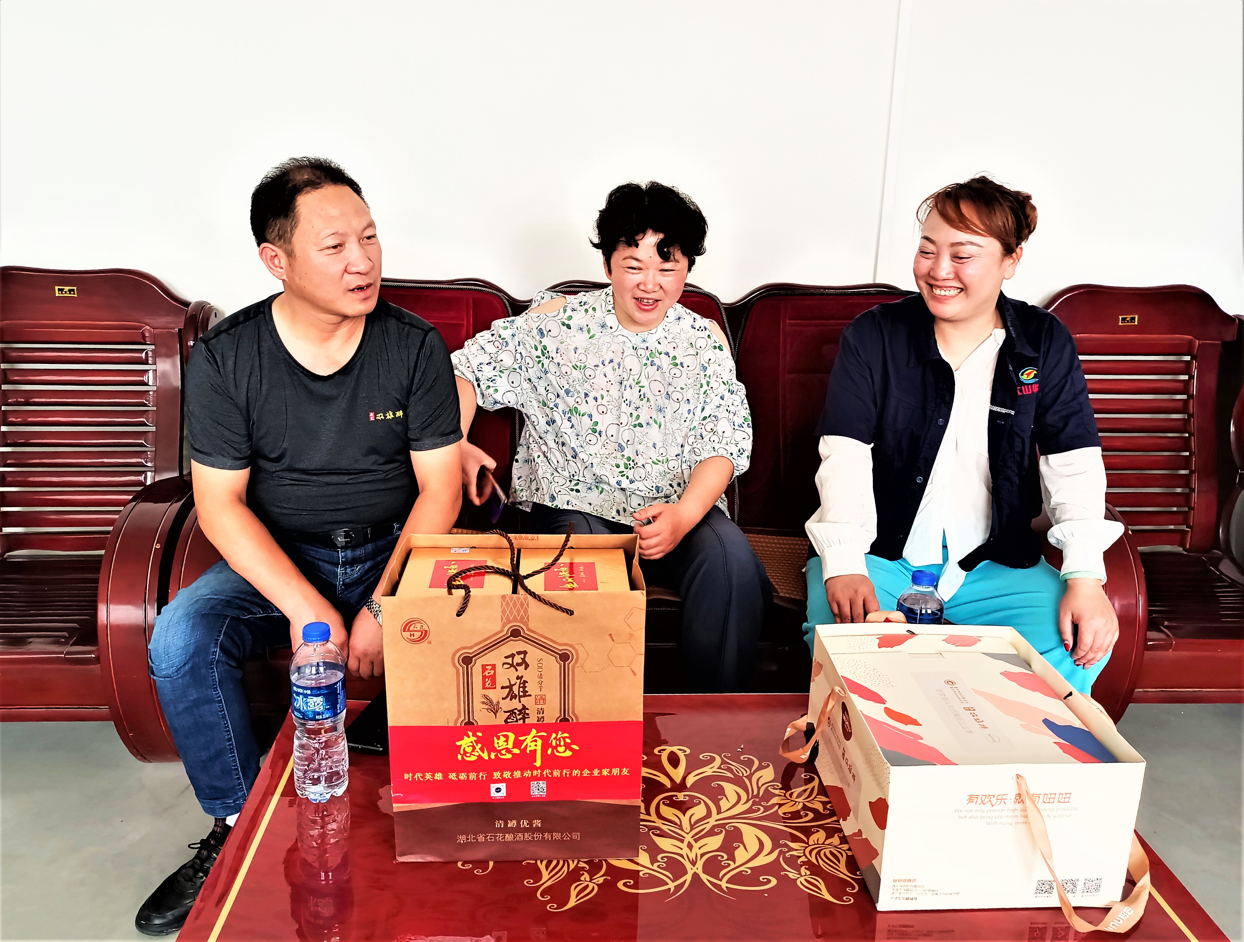 襄陽企聯(lián)攜手雙雄醉為江山華科數(shù)字設(shè)備科技總經(jīng)理劉基國、際華三五四二紡織黨委書記周詠友、金立豐農(nóng)業(yè)發(fā)展董事長雷玉紅送祝福