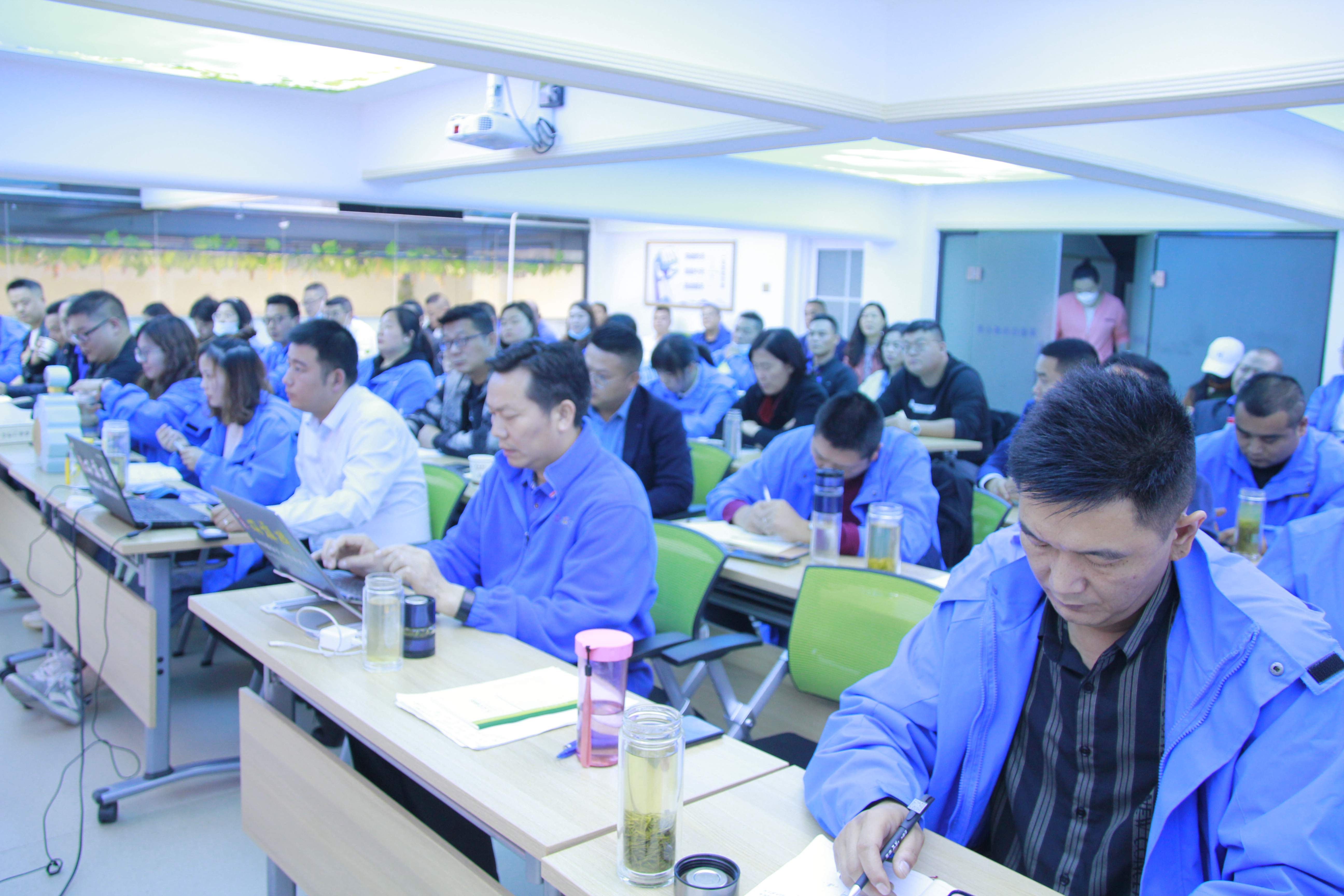 五一勞動(dòng)節(jié)，雙雄醉酒敬英雄，5月月會(huì)表彰優(yōu)秀集體和先進(jìn)個(gè)人