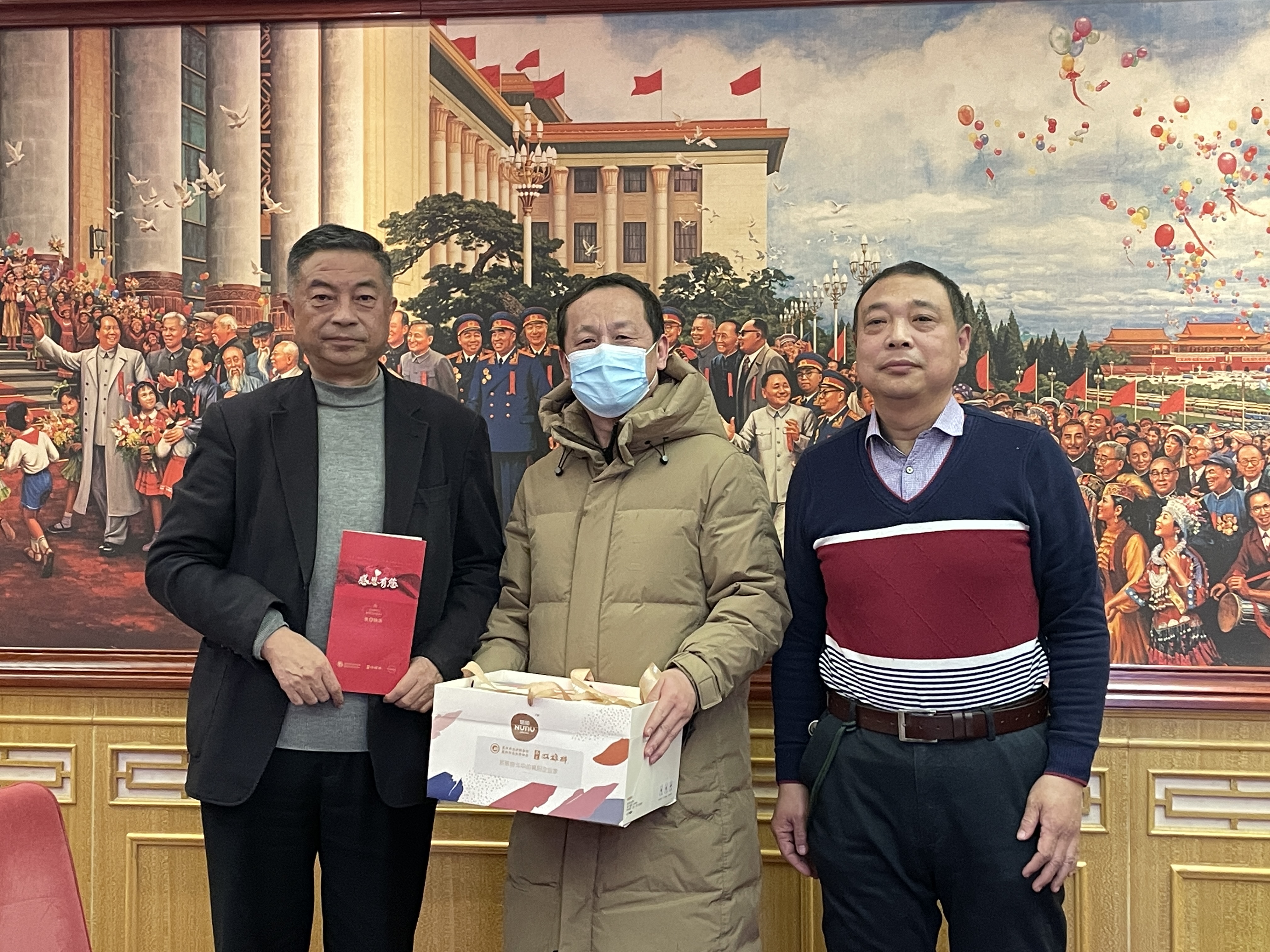 【雙雄醉贊助襄陽企業(yè)家暖心工程系列報(bào)道】企業(yè)家謝華、彭明、岳平、陳志江、梁元龍、王濤、林建秋、陳國洪、楊華等收到暖心生日