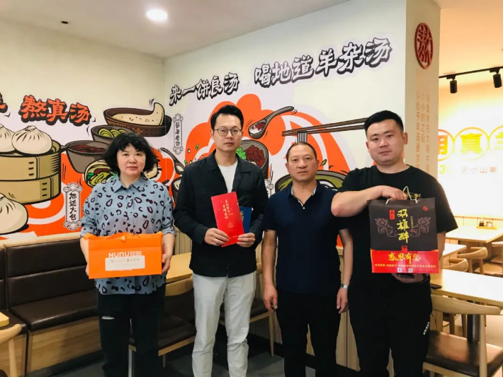 【雙雄醉贊助襄陽(yáng)企業(yè)家暖心工程系列報(bào)道】企業(yè)家黃祝清、韓旭、黃昊、張瑞等收到暖心生日祝福